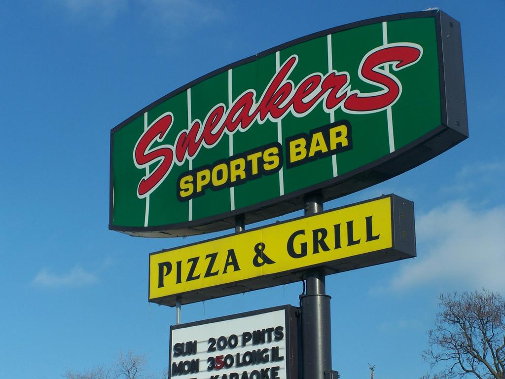 Sneakers Sports Bar & Grill Franklin Park IL 60131 8474554444